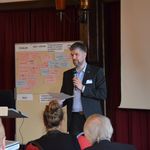 Prof. Dr. Mark Jentsch, Professor für Energiesysteme an der Bauhaus-Universität Weimar und wissenschaftlicher Koordinator des h2-well Bündnisses, referiert zur Zukunft der Wasserstoffwirtschaft. (Foto: Bauhaus-Universität Weimar)