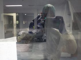 Während seiner Schichten auf der Intensivstation fotografiert Simon Surjasentana seine Kolleginnen und Kollegen bei der Arbeit. 