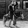 Filmstill mit Buster Keaton in »Verflixte Gastfreundschaft«, 1923. Credits: Neue Filmkunst