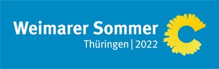 blaues Logo mit weißer Schrift Weimarer Sommer Thüringen 2022 und gelber Blume