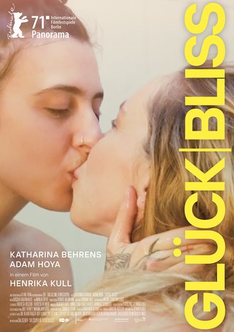 The poster shows an up-close shot (from the shoulders upwards) of two blond women kissing in the shower.
