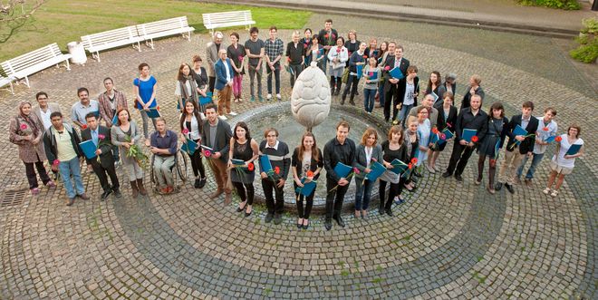 Gruppenfoto der Stipendiaten 2013 im Innenhof der Mensa am Park. Bauhaus-Universität Weimar; Bild: Thomas Müller