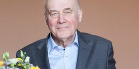Dr. h. c. Hanns Zischler im Anschluss an die Verleihung der Ehrendoktorwürde durch die Fakultät Medien der Bauhaus-Universität Weimar (Bild: Moritz Wehrmann)