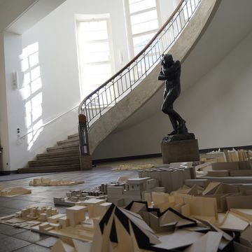 Die Statue Eva im Foyer des Hauptgebäudes der Bauhaus-Universität Weimar