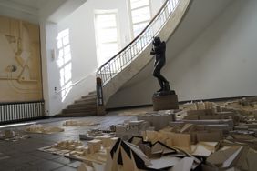 Die Statue Eva im Foyer des Hauptgebäudes der Bauhaus-Universität Weimar
