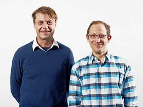 Die Juniorprofessoren Jörn Hintzer und Jakob Hüfner sind mit ihrer WDR-Produktion »Fußballfloskeln wörtlich genommen« für den Grimme-Preis 2015 in der Kategorie Unterhaltung nominiert. (Bild: Jens Hauspurg)