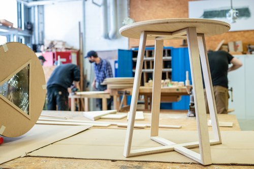 One of the stools A student works with mouthscOne of the stools for the foyer of the refectory is already finished and stands in the wood workshopt of the Faculty of Art and Design. Bauhaus-Universität Weimar, Photo: Thomas Müller