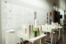 Blick in die Ausstellung: Zweiter Preis in der Kategorie Entwurf: Alexander Blumentritt und Freyja Mittmann: 9 de Julho – Social interventions on occupied buildings in São Paulo (Foto: Thomas Müller, Copyright: Bauhaus-Universität Weimar)