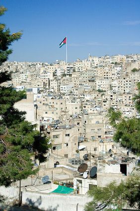 Die jordanische Hauptstadt Amman (By David Bjorgen [GFDL (http://www.gnu.org/copyleft/fdl.html), CC-BY-SA-3.0 (http://creativecommons.org/licenses/by-sa/3.0/) or CC BY-SA 2.5  (https://creativecommons.org/licenses/by-sa/2.5)], from Wikimedia Commons)