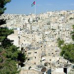 Die jordanische Hauptstadt Amman (By David Bjorgen [GFDL (http://www.gnu.org/copyleft/fdl.html), CC-BY-SA-3.0 (http://creativecommons.org/licenses/by-sa/3.0/) or CC BY-SA 2.5  (https://creativecommons.org/licenses/by-sa/2.5)], from Wikimedia Commons)
