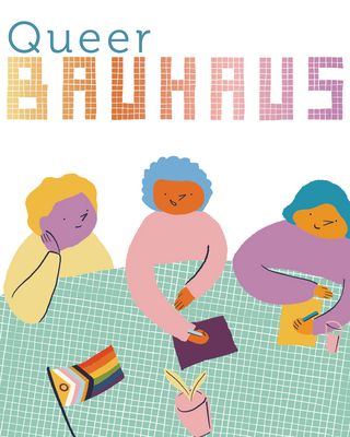 Das Bild zeigt drei Personen, die um einen Tisch sitzen. Darauf liegt eine Regenbogenfahne. Die Überschrift lautet »Queer Bauhaus«.