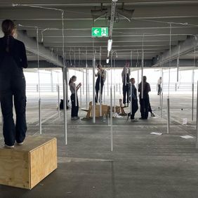 Beim Aufbau des zweiten Szenenbildes auf dem Parkdeck