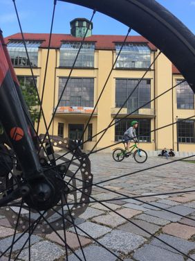 Fahrradspeichen, im Hintergrund das Hauptgebäude der Universität 