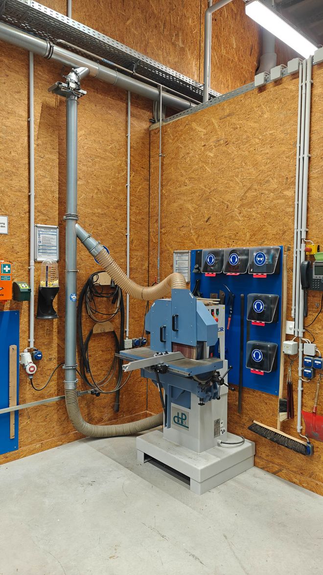 Synthetic Materials Workshop Synthetic materials play a central role in contemporary art and design practice. As versatile, technologically interconnected materials, they offer a wide range of possibilities for design, experimentation and research. These possibilities are explored and developed in the Synthetic Materials Workshop. Here, students work with synthetic materials in creative, artistic and experimental projects. The work combines technical material knowledge with craftsmanship and precision and an open, experimental attitude. Different types of plastics and processing methods create space for free artistic practice, design development and prototypical production. Equipment and work opportunities The workshop specialises in thermoplastic and thermosetting plastics. It offers workstations for manual and machine processing. The machinery includes: Thermoforming machine Bending machine Lathes Disc sander Circular saw Band saw Stationary router Various hand-held machines Vacuum casting machine Resin 3D printer Drying cabinets  In addition, digital tools and processes from the fields of CAD, CAM, CNC and model making are used. The proximity to the wood workshop facilitates the implementation of complex projects. It enables precise planning, production and further processing of components and promotes the connection between analogue and digital manufacturing processes. Technical support and exchange  Workshop manager Uwe Kirmse supervises the work in the plastics workshop. He advises on project planning, ensures that materials and processes are used correctly, and trains students in the safe use of machines. The workshop also serves as a place for exchange, learning and knowledge transfer. Here, students share experiences and develop new approaches together.