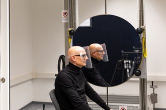 Prof. Andreas Mühlenbehrend during the test of the »BauhausUniVisor« in front of the Schlieren mirror. Photo: Carolin Klemm