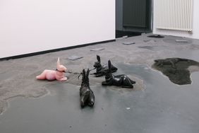 Ansicht eines weiteren Teiles der Abschlussarbeit »Die Gewalt im Stillen«; Foto: Dominique Wollniok Foto der Arbeit in der Ausstellung