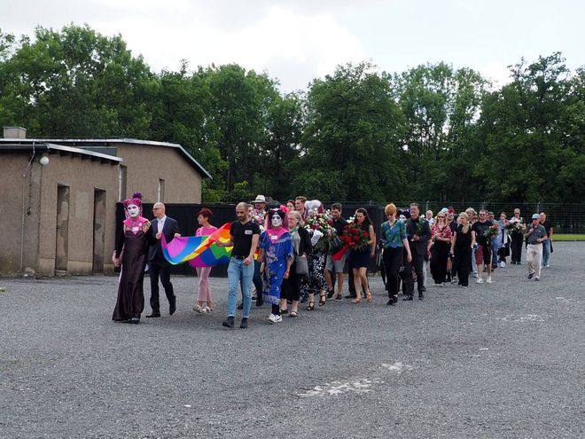 Procession of guests marches towards the memorial stone for the »Pink Triangle Prisoners«