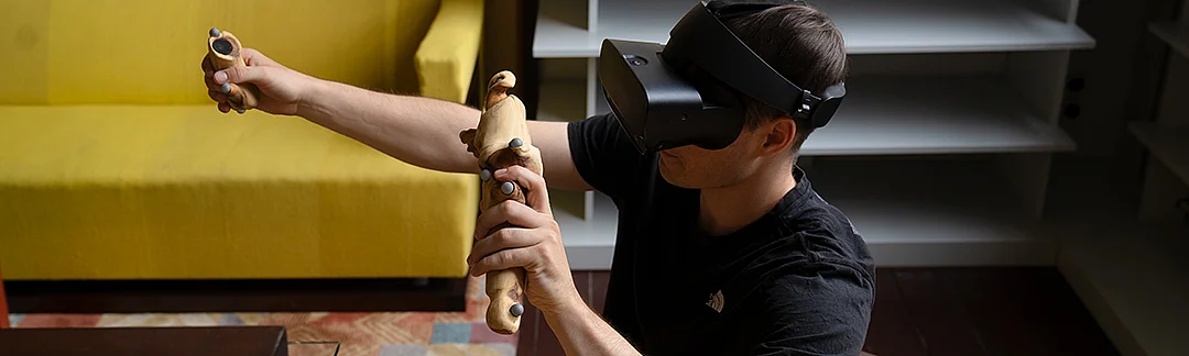 Person mit VR-Brille und zwei Controllern im rekonstruierten Direktorenzimmer von Walter Gropius im Bauhaus-Hauptgebäude.