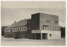 Historisches Foto des Kinderheims in Neuruppin, erbaut 1925/1926 von Otto Bartning, aus der Zeitschrift »Die Form: Zeitschrift für gestaltende Arbeit« von 1926. Historisches Foto des Kinderheims in Neuruppin, erbaut 1925/1926 von Otto Bartning, aus der Zeitschrift »Die Form: Zeitschrift für gestaltende Arbeit« von 1926.