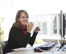 Infohotline gestartet: Studierende der Fakultät Bauingenieurwesen beraten Studieninteressierte. Foto: Cyquest.
