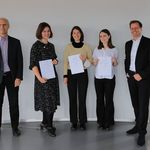 Ehrung der Siegerentwürfe: Prof. Dr-Ing. Hans-Joachim Bargstädt mit Grit Farl, Luzia Stallmann, Adina Königstein (Bauhaus-Universität Weimar) und Christian Löhr (KRE//Group) (v.l.). (Foto: Dr. Harald Gerlach)