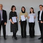Ehrung der Siegerentwürfe: Prof. Dr-Ing. Hans-Joachim Bargstädt mit Grit Farl, Luzia Stallmann, Adina Königstein (Bauhaus-Universität Weimar) und Christian Löhr (KRE//Group) (v.l.). (Foto: Dr. Harald Gerlach)