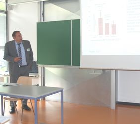 Die Herstellung und Erforschung von ökologischem Beton gewinne zunehmend an Bedeutung, erläuterte Prof. Dr.-Ing. Horst Michael Ludwig, Foto: ÖA
Die Herstellung und Erforschung von ökologischem Beton gewinne zunehmend an Bedeutung, erläuterte Prof. Dr.-Ing. Horst Michael Ludwig, Foto: ÖA