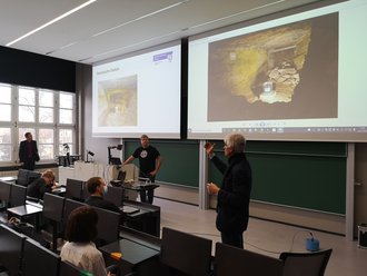Dr. Jochen Schwarz (vorne rechts), Leiter des Erdbebenzentrums an der Bauhaus-Universität Weimar, erläutert die aktuelle Erdbebenforschung. (Foto: Dr. Silke Beinersdorf)