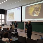 Dr. Jochen Schwarz (vorne rechts), Leiter des Erdbebenzentrums an der Bauhaus-Universität Weimar, erläutert die aktuelle Erdbebenforschung. (Foto: Dr. Silke Beinersdorf)