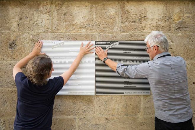 Luise Nerlich und Bernd Rudolf beim Anwendungstest: Haben die Plakate auch die gewünschte Wirkung?