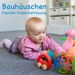 Das Foto zeigt ein spielendes Baby in den Bauhäuschen-Räumlichkeiten.