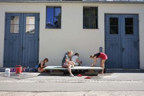 Während einer zweiwöchigen Intensivphase haben die Studierenden an den Tischtennisplatten gebaut. (Foto: Paula Gotthard) Während einer zweiwöchigen Intensivphase haben die Studierenden an den Tischtennisplatten gebaut. (Foto: Paula Gotthard)