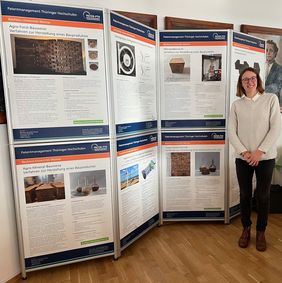 Die Forschungsergebnisse wurden bei der Verleihung auf Stellwänden ausgestellt, im Bild Katharina Elert (Foto: Katrin Linne)