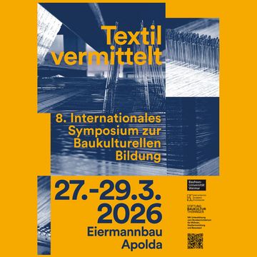 Plakat mit blau-gelben Flächen und fotografischen Ausschnitten von Webmaschinen und Fäden. Der Text kündigt das „8. Internationale Symposium zur Baukulturellen Bildung“ mit dem Titel „Textil vermittelt“ an, das vom 27. bis 29. März 2026 im Eiermannbau Apolda stattfindet. Logos der beteiligten Institutionen sind am Rand platziert.
