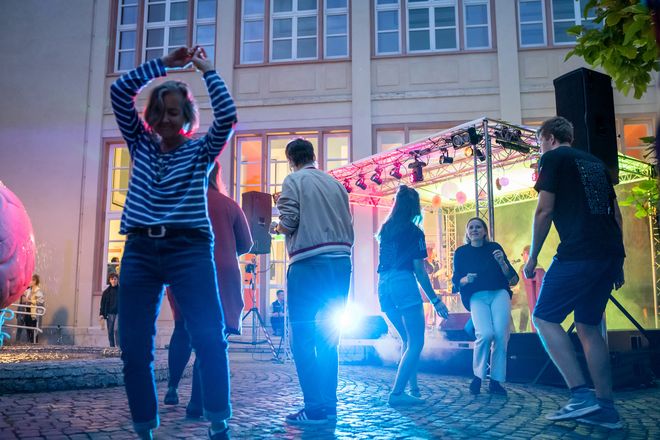 Am 12. April 2023 findet die Open-Air Party zum Semesterstart im Innenhof der Marienstraße 13 statt. Alle Studierenden, Lehrenden und Mitarbeiter*innen sind herzlich eingeladen (Bauhaus-Universität Weimar, Foto: Thomas Müller)
