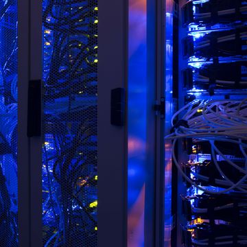 Nahaufnahme eines Servers mit blinkenden, kleinen Lämpchen