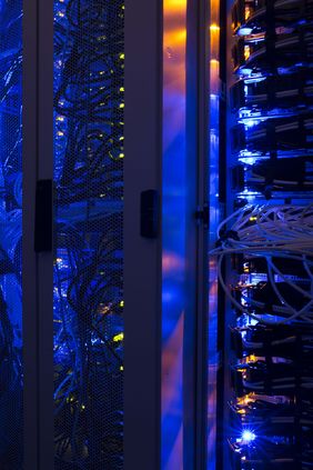 Nahaufnahme eines Servers mit blinkenden, kleinen Lämpchen
