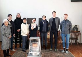 Von links nach rechts: Yoko Sakisaka, Jun Yamamoto, Maximilian von Zepelin, Aiko Yamamoto, Momoko Yasaka, Verena von Beckerath, Niklas Fanelsa und Jens Franke im Migishi Atelier, Tokio. Foto: Wataru Yamamoto, 2019 Von links nach rechts: Yoko Sakisaka, Jun Yamamoto, Maximilian von Zepelin, Aiko Yamamoto, Momoko Yasaka, Verena von Beckerath, Niklas Fanelsa und Jens Franke im Migishi Atelier, Tokio. Foto: Wataru Yamamoto, 2019
