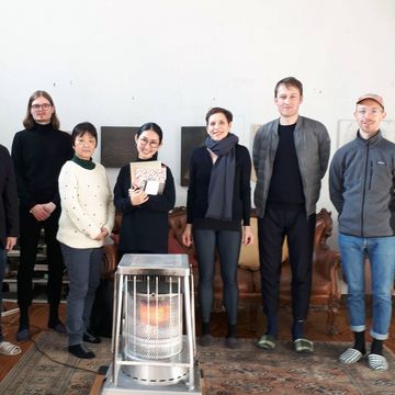 Von links nach rechts: Yoko Sakisaka, Jun Yamamoto, Maximilian von Zepelin, Aiko Yamamoto, Momoko Yasaka, Verena von Beckerath, Niklas Fanelsa und Jens Franke im Migishi Atelier, Tokio. Foto: Wataru Yamamoto, 2019