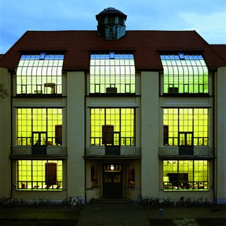 Hauptgebäude (Foto: Tobias Adam)