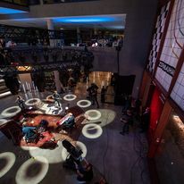 Blick von oben auf die ZDF@BAUHAUS-Bühne.