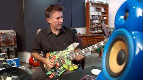 Warrick Swinney bei den Aufnahmen für den Film »Punk in Africa«, Foto: Keith Jones Warrick Swinney mit einer E-Gitarre