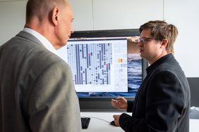 Dr. Patrick Riehmann (r.) erklärt, wie das gesamte Opus des Denkers und Philosophen Bazon Brock automatisiert analysiert und visuell zugänglich gemacht wurde. (Foto: Thomas Müller) Dr. Patrick Riehmann (r.) erklärt, wie das gesamte Opus des Denkers und Philosophen Bazon Brock automatisiert analysiert und visuell zugänglich gemacht wurde. (Foto: Thomas Müller)