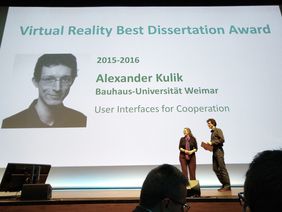 Dr. Alexander Kulik, wissenschaftlicher Mitarbeiter im Fachbereich Medieninformatik, erhielt im März 2018 einen der renommiertesten Dissertationspreise weltweit. (Foto: Meng Li, TU Delft)