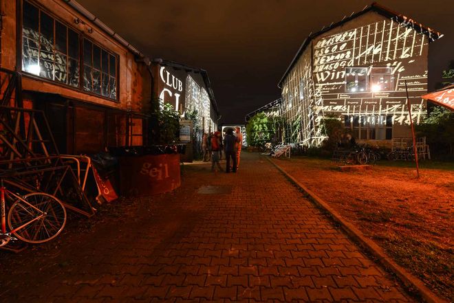 Fassadenprojektion/Illumination von Canan Yilmaz und HP Grossmann, Gaswerk Weimar im Rahmen des GENIUS LOCI WEIMAR Festivals