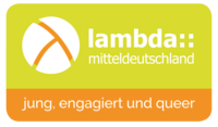 Das Logo zeigt die Worte »lambda mitteldeutschland« in weißer Schrift auf grünem Hintergrund. Links neben dem Schriftzug ist ein weiß ausgefüllter Kreis mit zwei orangenen Strichen. Darunter stehen in weißer Schrift auf orangenem Hintergrund die Worte »jung, engagiert und queer«.