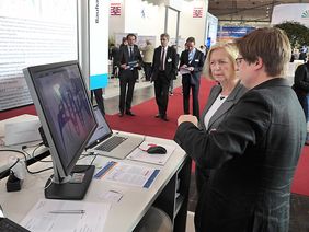 Prof. Dr. Johanna Wanka im Gespräch über den »Product Explorer« (Foto: Sascha Erfurt)
