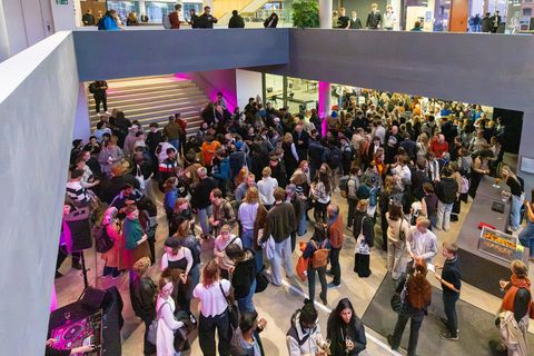 Bildergalerie Im Anschluss an die Feierliche Immatrikulation im Maurice-Halbwachs-Auditorium kamen die Studierenden und Lehrenden im Foyer der Universitätsbibliothek zusammen. Foto Matthias Eckert