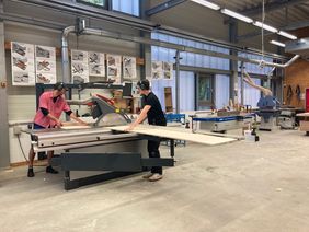 Studierende der Fakultät für Kunst und Design bauen in der Holzwerkstatt der Bauhaus-Universität Weimar die eigens entworfenen Raumtrenner. Foto: Nina-Marie Luderer 