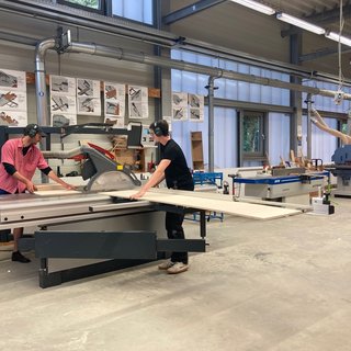 Studierende der Fakultät Kunst und Gestaltung beim Bau der eigens entworfenen Raumtrenner in der Holzwerkstatt der Bauhaus-Universität Weimar. Foto: Nina-Marie Luderer 